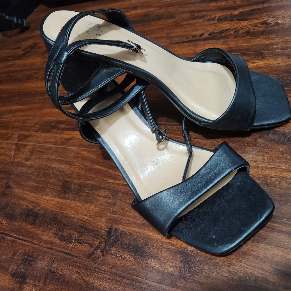 Black low chunky heels